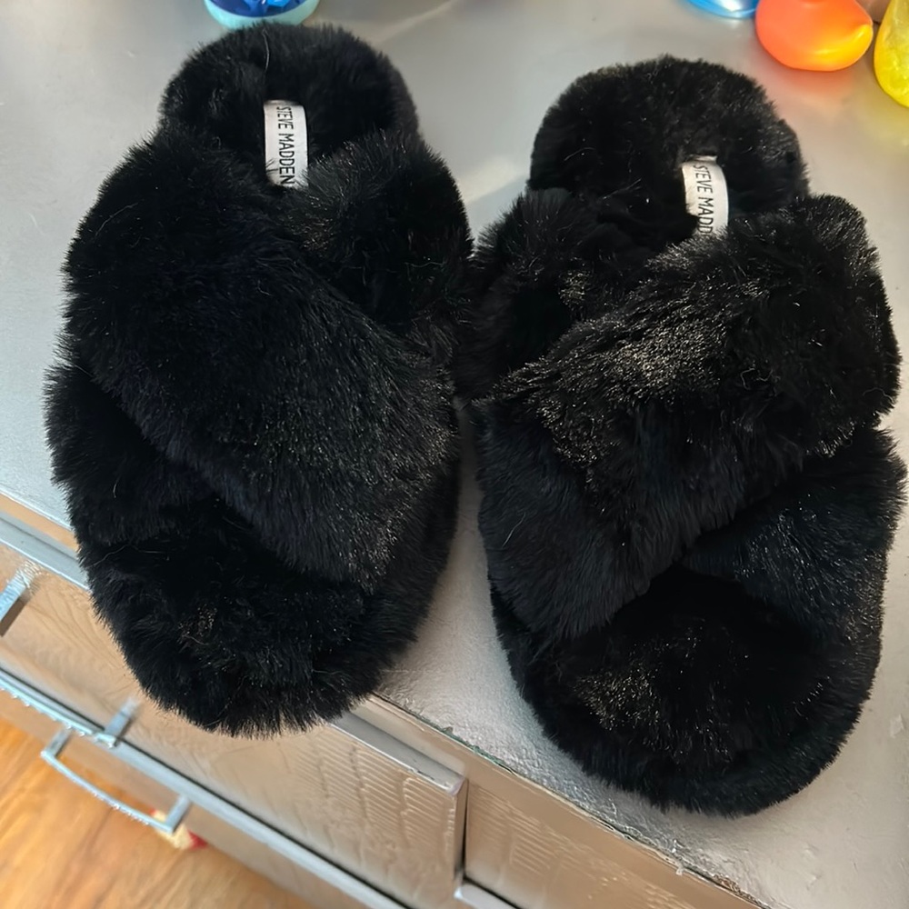 Steve Madden size 9-10 black furry soft slippers. Never worn.